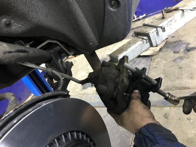 замена задних колодок Вольво хс90